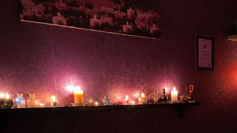 Masaj odasındaki mum rafı — Lila Spa, Başakşehir misafirlerine hizmet veren salon