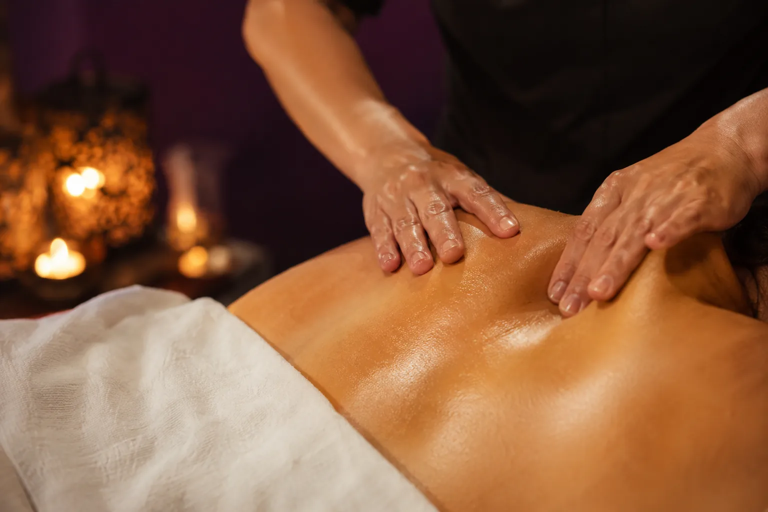 Sırt masajı uygulaması — Lila Spa, Başakşehir misafirlerine hizmet veren salon
